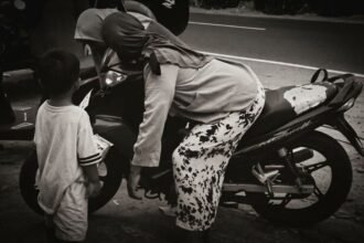 MENINGGAL DI ATAS MOTOR - Seorang ibu di Ponorogo, Lu’luatun Nikmah, meninggal dunia di atas motor saat dalam perjalanan membeli obat, di kawasan Nailan, Kecamatan Slahung, Kabupaten Ponorogo, Jawa Timur (Jatim), Sabtu sore (17/10/2026). Ibu empat orang anak itu meninggal tepat di samping anak bungsunya yang masih balita.