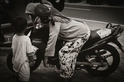 MENINGGAL DI ATAS MOTOR - Seorang ibu di Ponorogo, Lu’luatun Nikmah, meninggal dunia di atas motor saat dalam perjalanan membeli obat, di kawasan Nailan, Kecamatan Slahung, Kabupaten Ponorogo, Jawa Timur (Jatim), Sabtu sore (17/10/2026). Ibu empat orang anak itu meninggal tepat di samping anak bungsunya yang masih balita.