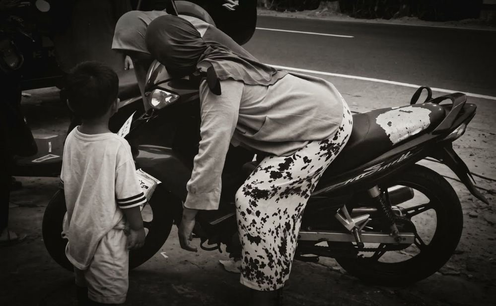 MENINGGAL DI ATAS MOTOR - Seorang ibu di Ponorogo, Lu’luatun Nikmah, meninggal dunia di atas motor saat dalam perjalanan membeli obat, di kawasan Nailan, Kecamatan Slahung, Kabupaten Ponorogo, Jawa Timur (Jatim), Sabtu sore (17/10/2026). Ibu empat orang anak itu meninggal tepat di samping anak bungsunya yang masih balita.