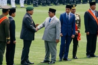 NGOBROL - Presiden Prabowo Subianto tampak ngobrol dengan Presiden ke-6 RI Susilo Bambang Yudhoyono (SBY) di sela peringatan HUT ke-81 TNI di Mabes TNI, Cilangkap, Jakarta Timur, Senin (5/10/2026).