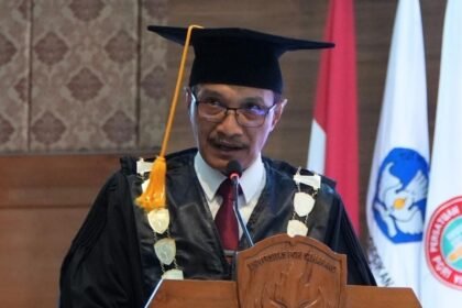 BERI SAMBUTAN: Rektor UPGRIS, Dr Sapto Budoyo sedang memberi sambutan saat acara wisuda di gedung Balairung UPGRIS, Selasa (13/10/2026). (ist)