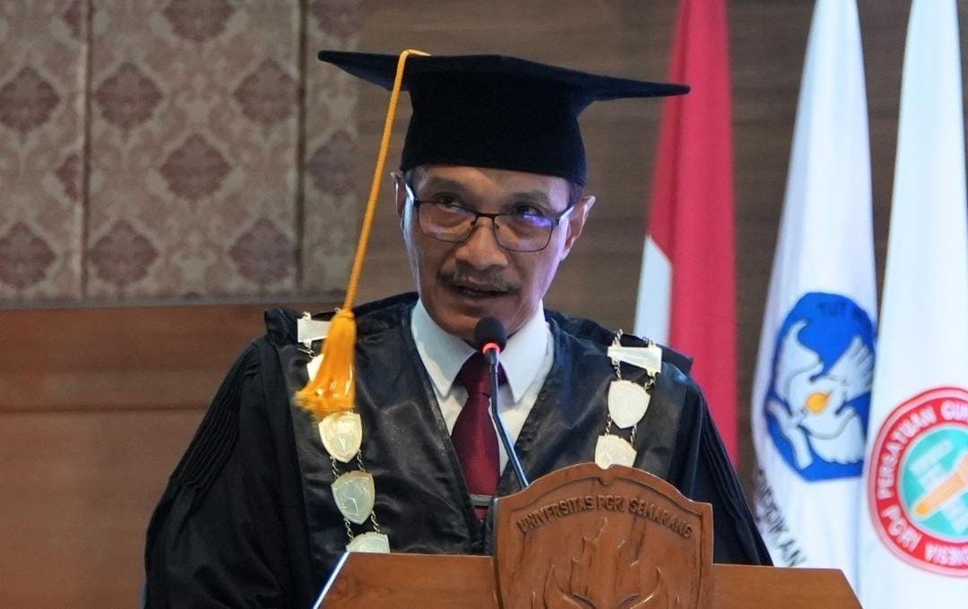 BERI SAMBUTAN: Rektor UPGRIS, Dr Sapto Budoyo sedang memberi sambutan saat acara wisuda di gedung Balairung UPGRIS, Selasa (13/10/2026). (ist)