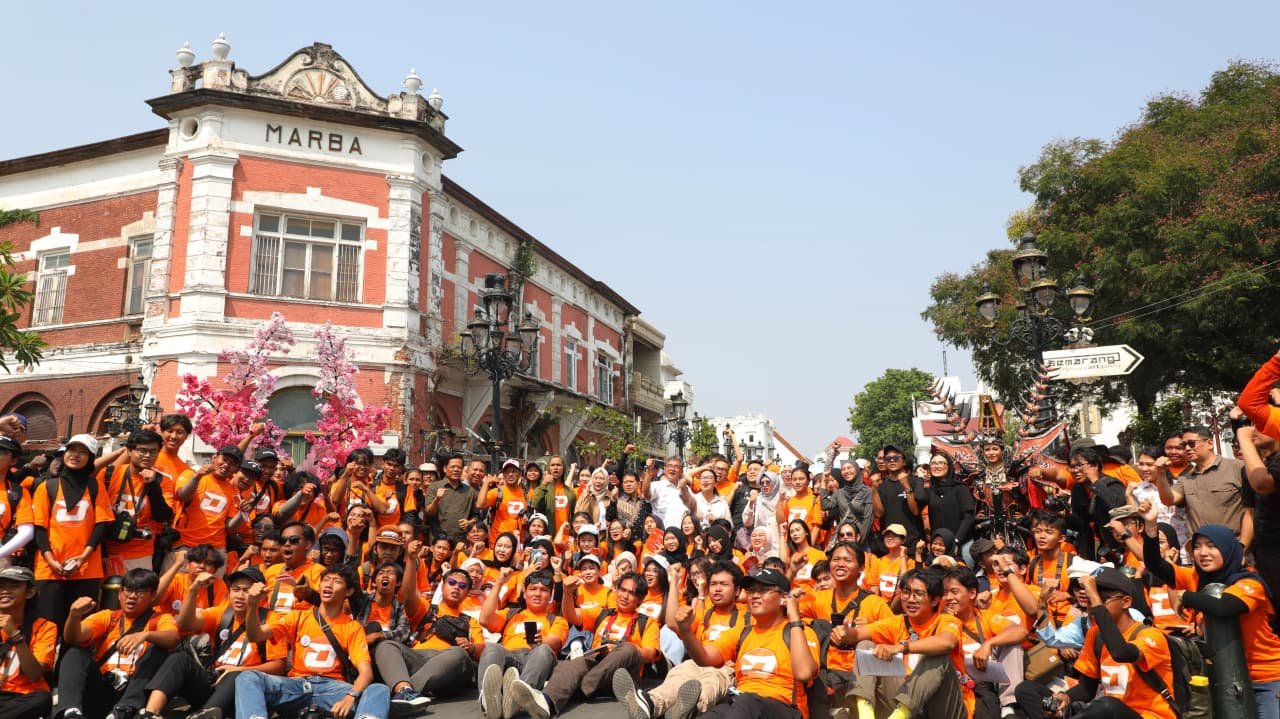 FOTO BARENG: Wali Kota Semarang Agustina Wilujeng Pramestuti foto bersama peserta DOSS Photolympic 2026 di Kota Lama Semarang, Minggu (11/10/2026). (ist)