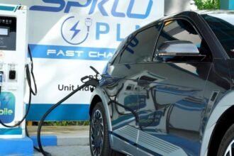 MENGISI DAYA - Ilustrasi pemilik kendaraan listrik atau electric vehicle (EV) sedang melakukan pengisian daya di Stasiun Pengisian Kendaraan Listrik Umum (SPKLU) PLN. (Dok PLN)