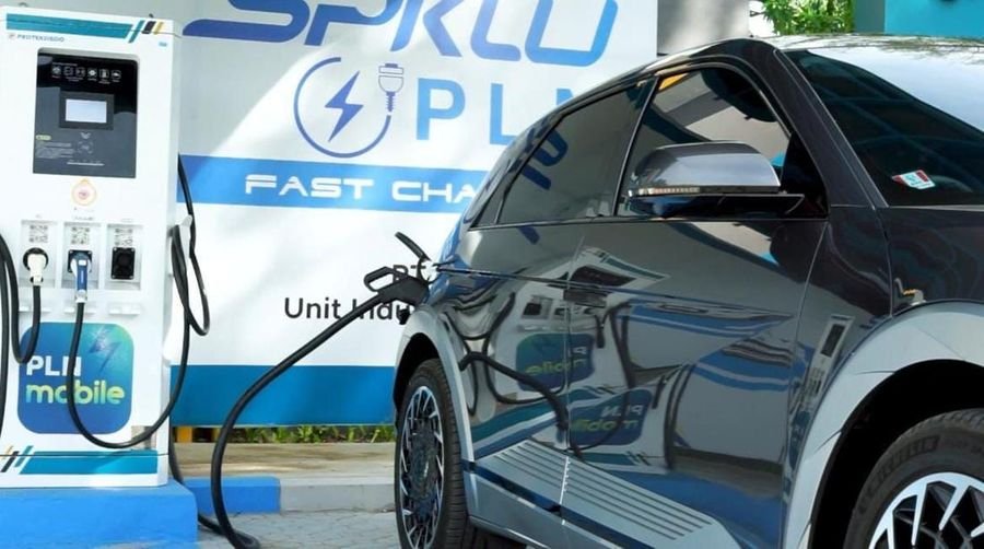 MENGISI DAYA - Ilustrasi pemilik kendaraan listrik atau electric vehicle (EV) sedang melakukan pengisian daya di Stasiun Pengisian Kendaraan Listrik Umum (SPKLU) PLN. (Dok PLN)