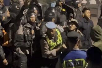 DEMO BERUJUNG RUSUH - Polisi menangkap peserta aksi demonstrasi di depan gedung DPRD DIY, kawasan Malioboro, Selasa (21/10/2026) malam.