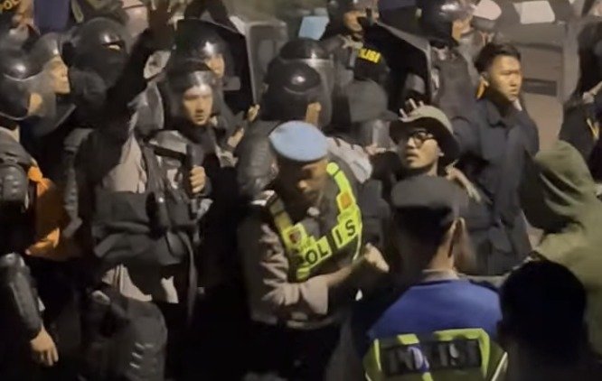 DEMO BERUJUNG RUSUH - Polisi menangkap peserta aksi demonstrasi di depan gedung DPRD DIY, kawasan Malioboro, Selasa (21/10/2026) malam.
