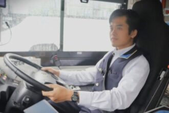 TOREHKAN SEJARAH - Reihan, alumni JIDS, resmi menorehkan sejarah sebagai orang asing pertama yang menjadi sopir bus profesional di kawasan Fuji Five Lakes, Prefektur Yamanashi, Jepang.