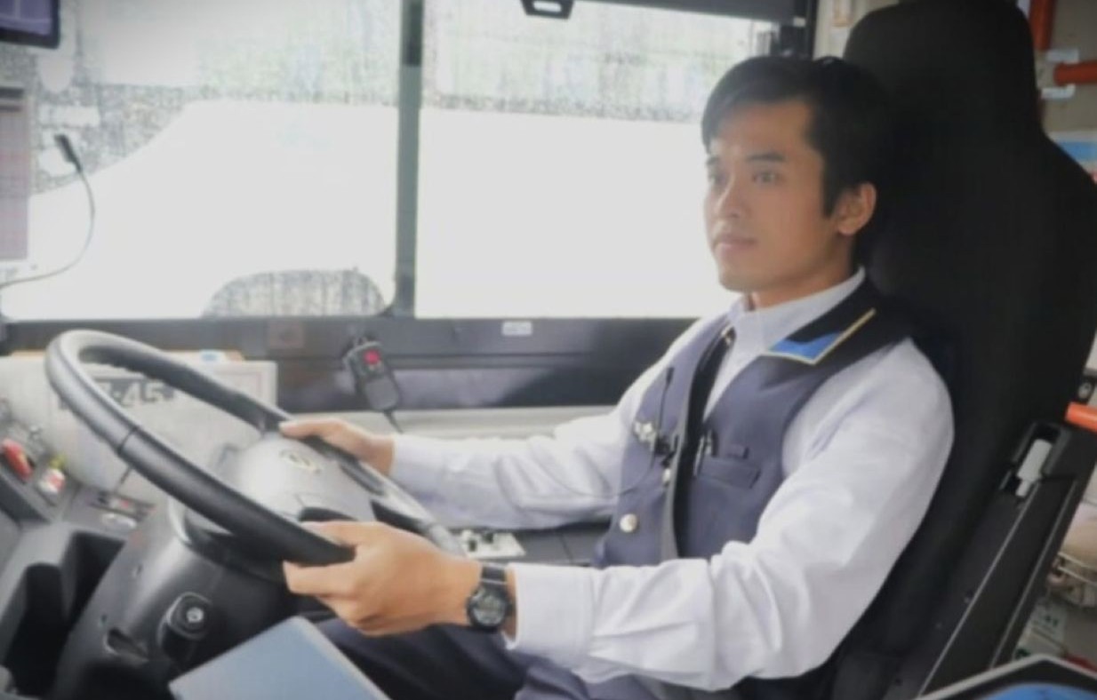 TOREHKAN SEJARAH - Reihan, alumni JIDS, resmi menorehkan sejarah sebagai orang asing pertama yang menjadi sopir bus profesional di kawasan Fuji Five Lakes, Prefektur Yamanashi, Jepang.