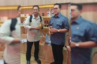 NAIK KELAS - Pegawai Kemenko Pangan sekaligus Dewan Pengarah IPDA, Akrom, mengenalkan Madu Grenjengan Sewu, dari Pati, Jawa Tengah, dalam ajang Trade Expo Indonesia (TEI) 2026, yang berlangsung pada 14–18 Oktober 2026 di ICE BSD, Tangerang.