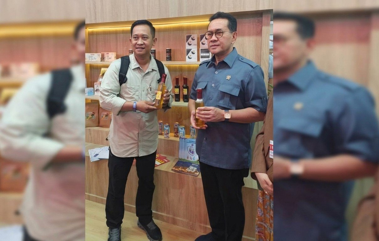 NAIK KELAS - Pegawai Kemenko Pangan sekaligus Dewan Pengarah IPDA, Akrom, mengenalkan Madu Grenjengan Sewu, dari Pati, Jawa Tengah, dalam ajang Trade Expo Indonesia (TEI) 2026, yang berlangsung pada 14–18 Oktober 2026 di ICE BSD, Tangerang.