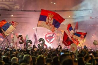 GEN Z TUMBANGKAN PARTAI PENGUASA - Massa pendukung gerakan mahasiswa Serbia saat menghadiri kampanye terakhir menjelang pemilihan parlemen di Belgrade pada Kamis (22/10/2026). Partai mahasiswa berhasil menghancurkan hegemoni partai penguasa yang telah berkuasa selama 14 tahun.