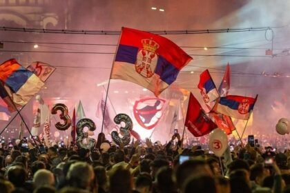 GEN Z TUMBANGKAN PARTAI PENGUASA - Massa pendukung gerakan mahasiswa Serbia saat menghadiri kampanye terakhir menjelang pemilihan parlemen di Belgrade pada Kamis (22/10/2026). Partai mahasiswa berhasil menghancurkan hegemoni partai penguasa yang telah berkuasa selama 14 tahun.