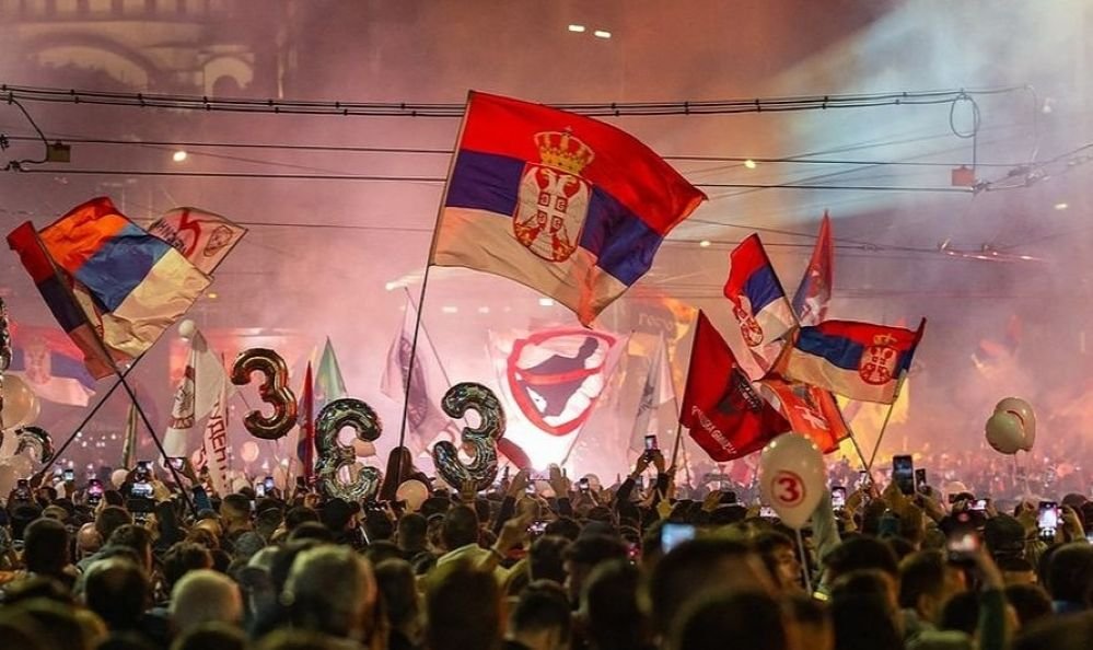 GEN Z TUMBANGKAN PARTAI PENGUASA - Massa pendukung gerakan mahasiswa Serbia saat menghadiri kampanye terakhir menjelang pemilihan parlemen di Belgrade pada Kamis (22/10/2026). Partai mahasiswa berhasil menghancurkan hegemoni partai penguasa yang telah berkuasa selama 14 tahun.